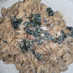 A picture of Kale & mushrooms alfredo pasta.
