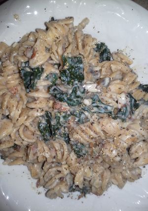 A picture of Kale & mushrooms alfredo pasta.