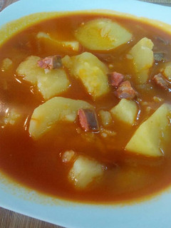 Una foto de Patatas con chorizo y arroz