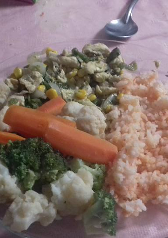 Una foto de Puerco a la mexicana con verduras y arroz