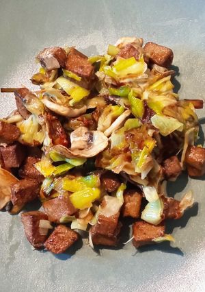 Une photo de Poêlée de tofu au poireau et aux champignons de Paris