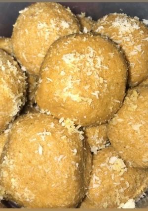 A picture of Besan laddu.