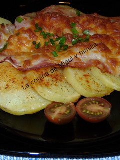 Una foto de Patatas al horno con queso y bacon