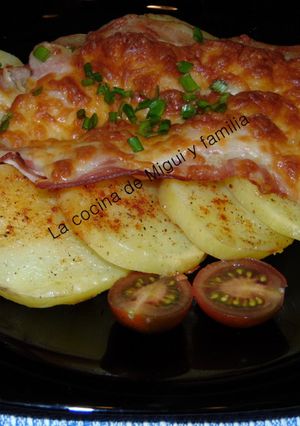 Una foto de Patatas al horno con queso y bacon