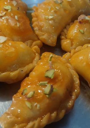 मावा गूजिया (mawa gujiya recipe in marathi) रेसिपी चे मुख्य फोटो 