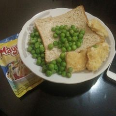 A picture of Random Sandwich with Boiled Chicken Nugget and Boiled Pea.