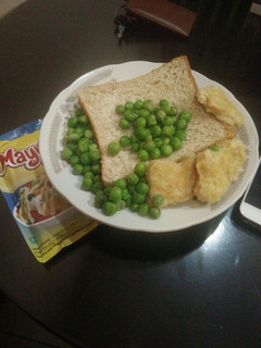 A picture of Random Sandwich with Boiled Chicken Nugget and Boiled Pea.