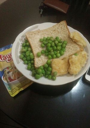 A picture of Random Sandwich with Boiled Chicken Nugget and Boiled Pea.