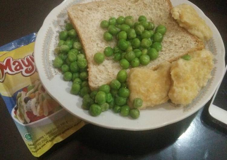 Step-by-Step Guide to Prepare Homemade Random Sandwich with Boiled Chicken Nugget and Boiled Pea