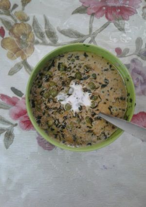 A picture of Yummy creamy fenugreek leaves with green peas.
