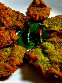 শিউলি পাতার বড়া (siuli patar bora recipe in Bengali) রেসিপির প্রধান ছবি