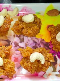 नारियल गुड़ की बर्फी(nariyal gud ki burfi recipe in hindi) रेसिपी मुख्य फोटो