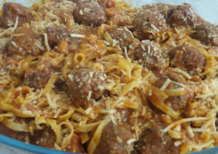 Macarronada ao molho de almôndegas