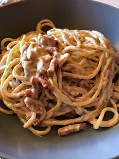 Una foto de Pasta con bacon y nata (o salsa de queso)