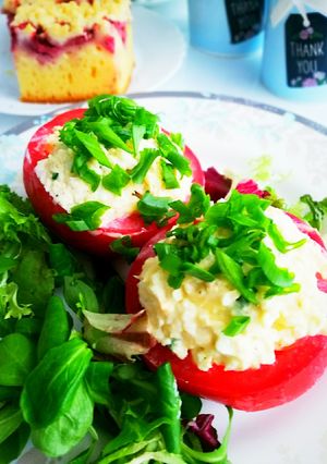 Zdjęcie przepisu Pomidory malinowe nadziewane pastą jajeczną z żółtym serem.