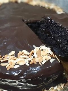 صورة لوصفة كيكة الشوكولا بحبة بيض محشية بكريمة بزاف بنينة