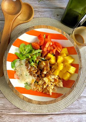 Una foto de Ensalada de canónigos con piña y pollo