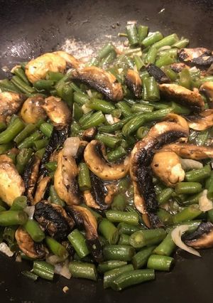 Una foto de CHAMPIÑONES 🍄 CON EJOTES