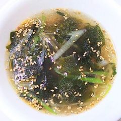 A picture of Wakame Soup with the Soaking Liquid of Dried Maitake.