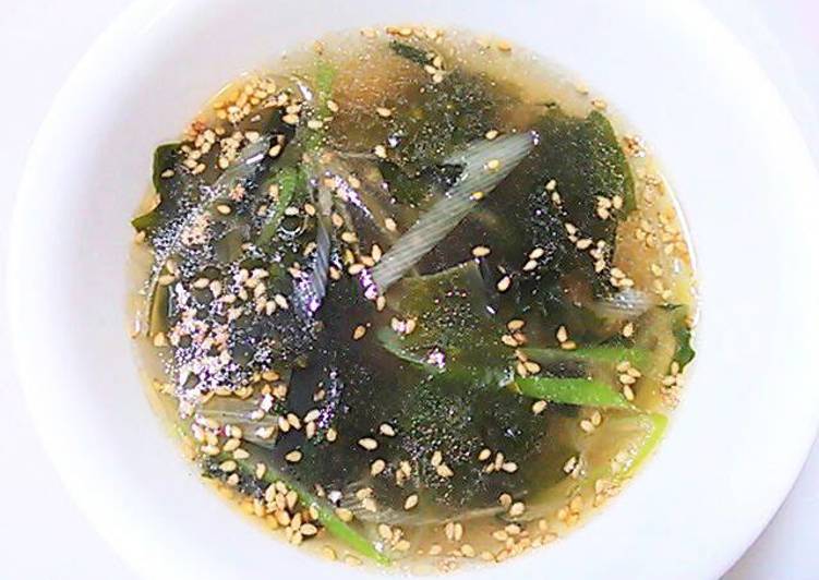 Wakame Soup with the Soaking Liquid of Dried Maitake