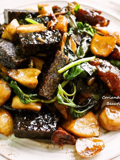 【蔬菜。杏鮑菇】三杯皮蛋杏鮑菇米血糕 的食譜成品照片