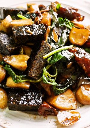 【蔬菜。杏鮑菇】三杯皮蛋杏鮑菇米血糕 的食譜成品照片