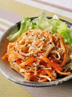 A picture of Chinese-style Salad with Carrot and Enoki Mushrooms.