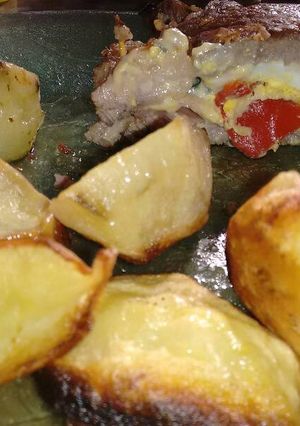 Una foto de Bifes rellenos/ papas al horno!!