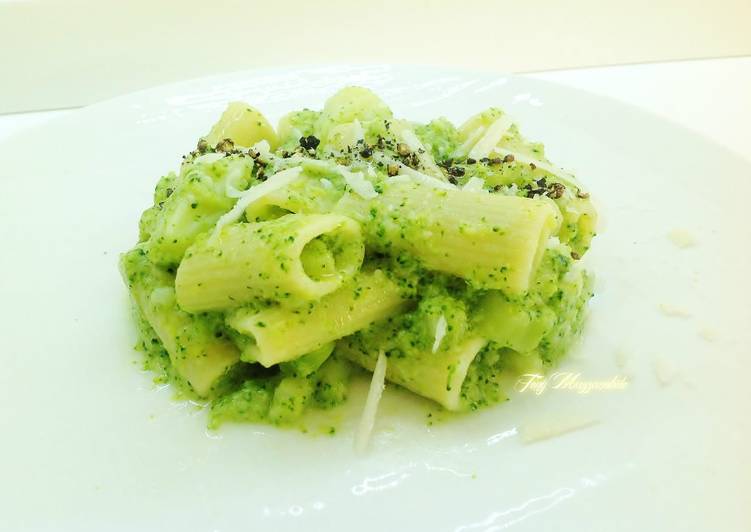 Rigatoni con broccoletti verdi alla cacio e pepe