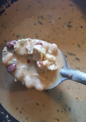 A picture of Cindys Cheesy Chicken Chili.