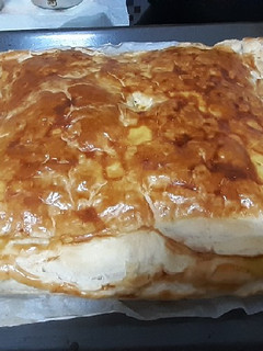 Una foto de Empanada de hojaldre de mejillones y langostinos