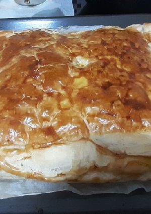 Una foto de Empanada de hojaldre de mejillones y langostinos