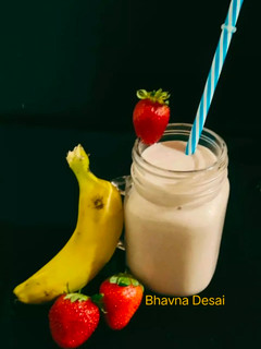 સ્ટ્રોબેરી બનાના સ્મુધી (Strawberry Banana Smoothi Recipe In Guj રેસીપી મુખ્ય ફોટો