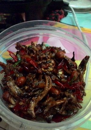 A picture of Fried anchovies and peanut with chilli (Kering teri kacang pedas).