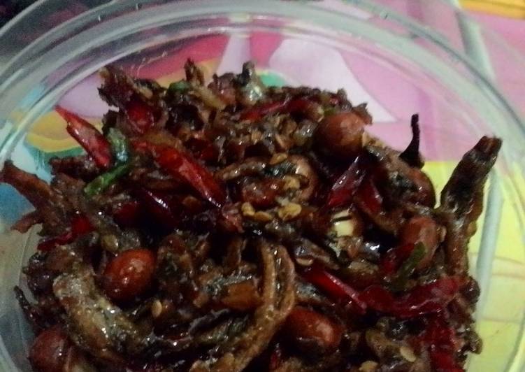Fried anchovies and peanut with chilli (Kering teri kacang pedas)