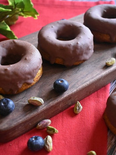 Una foto de Donuts de chocolate y arándanos
