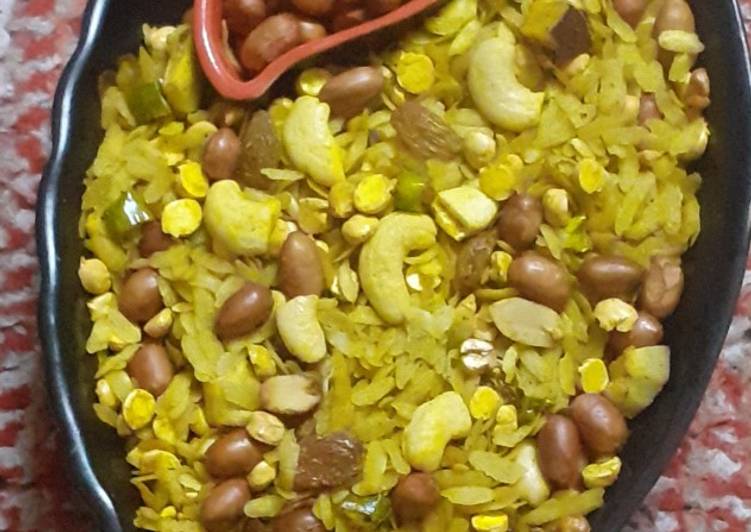 Roasted poha chivda