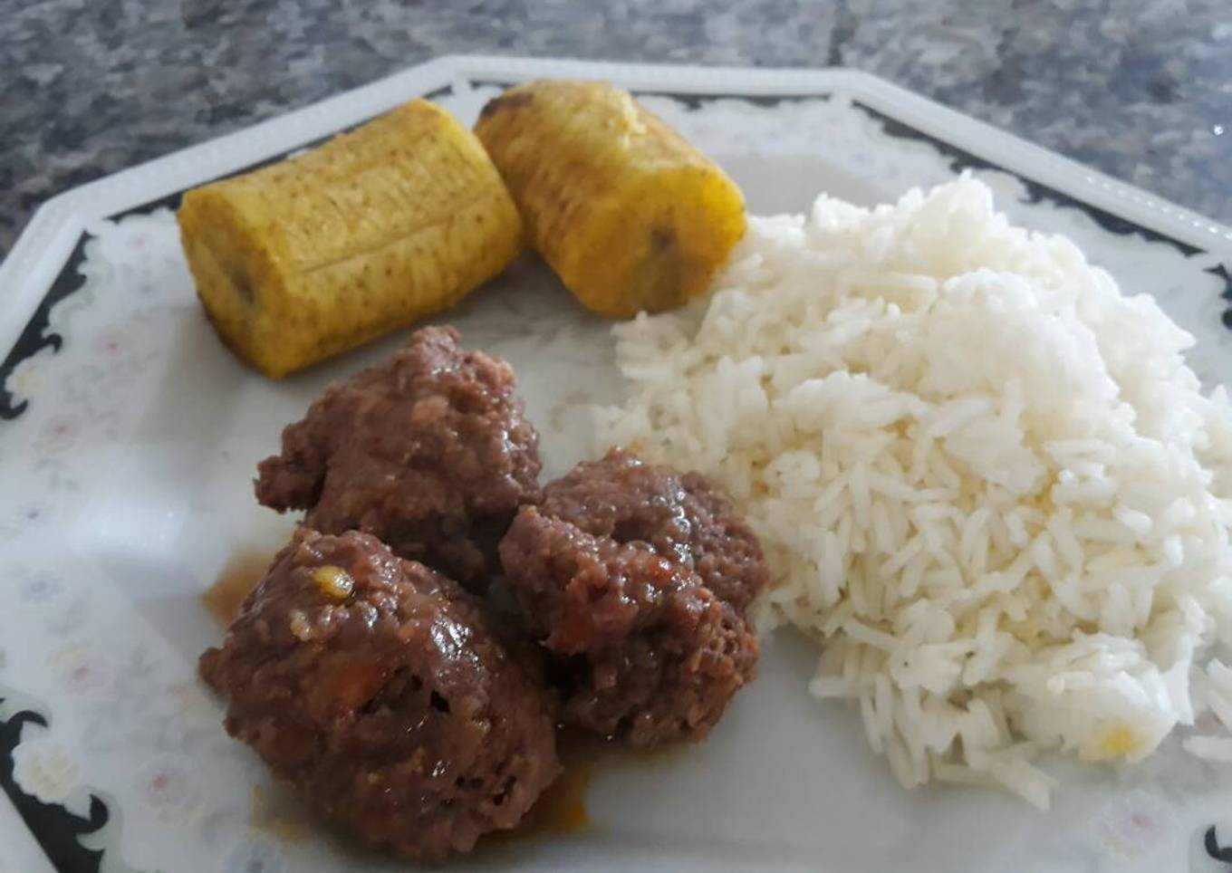 Albóndigas con arroz y plátano verde