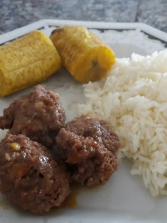 Una foto de Albóndigas con arroz y plátano verde