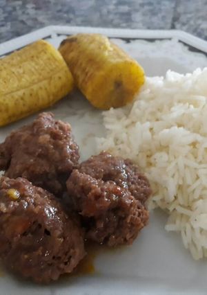 A picture of Meatballs with Rice and Green Plantain.