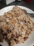 Recalentado de judías con arroz, huevos y salchichas
