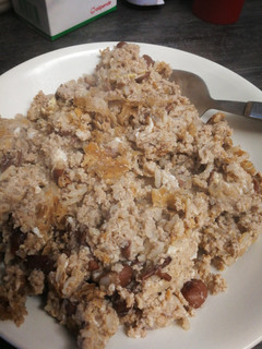 Una foto de Recalentado de judías con arroz, huevos y salchichas