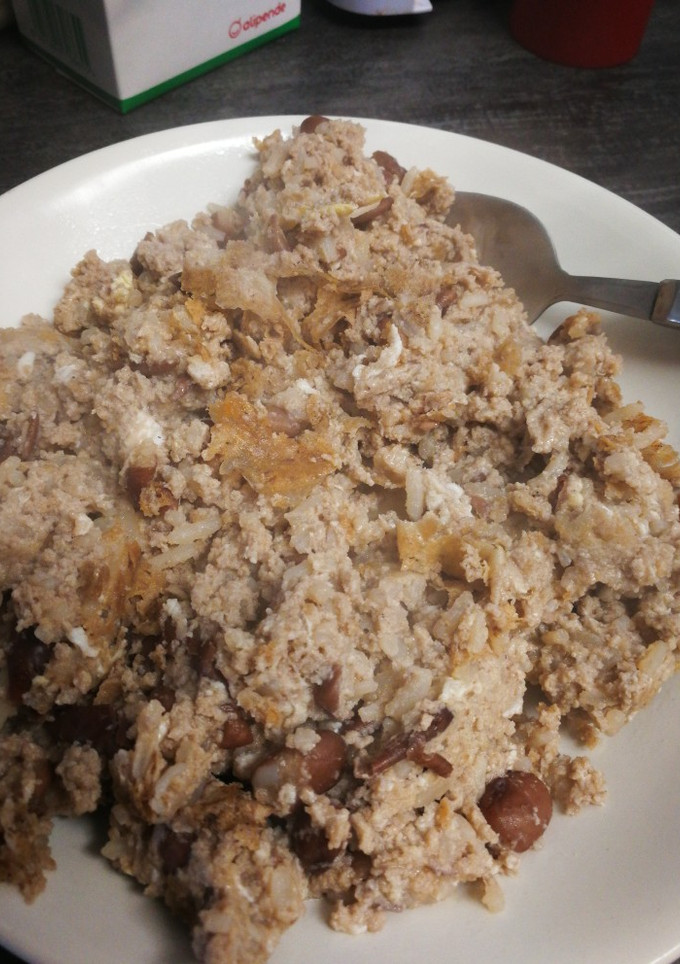Una foto de Recalentado de judías con arroz, huevos y salchichas
