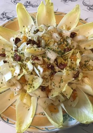 Une photo de Salade d'endives aux pistaches, abricots secs et tomates séchées
