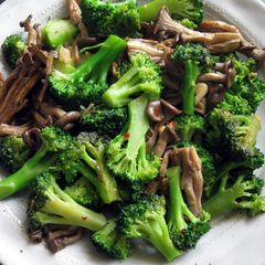 A picture of Broccoli & Shimeji with Garlic & Oyster Sauce.