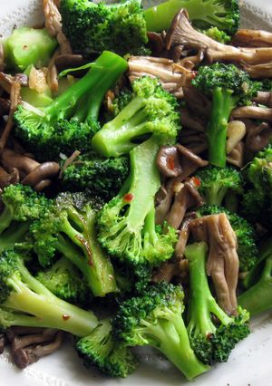 A picture of Broccoli & Shimeji with Garlic & Oyster Sauce.