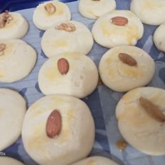 A picture of Sooji ki naan khatai.