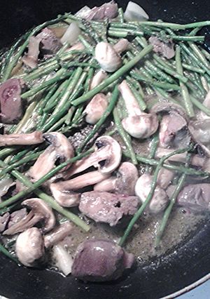 A picture of Asparagus and mushrooms with Duck liver.