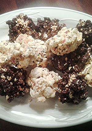A picture of Halloween Popcorn Balls.