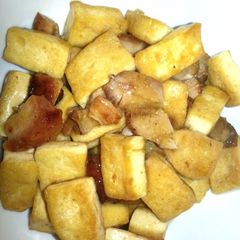 A picture of Stir fried bean curd with roast meat.